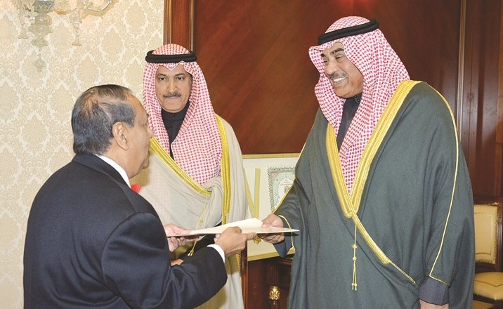 الشيخ صباح الخالد يتسلم نسخة من أوراق اعتماد سفير جمهورية غيانا التعاونية الصديقة لدى البلاد شامير علي﻿