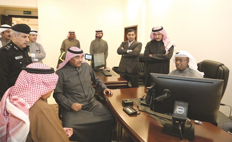 الشيخ صباح الخالد يستعرض العملية التجريبية لإصدار الجوازات الجديدة﻿