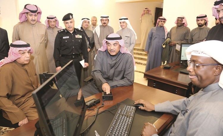 الشيخ صباح الخالد يختبر عملية جهاز التبصيم ضمن إجراءات الإصدار الجديد لجواز السفر