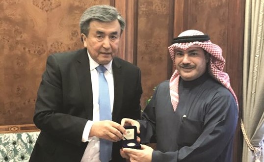 الشيخ خالد العبد الله خلال استقباله يوسف بيك شاريبوف﻿