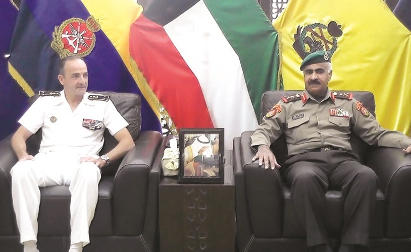 الفريق الركن محمد الخضر مستقبلا قائد المنطقة البحرية في المحيط الهندي وقائد القوات الفرنسية﻿