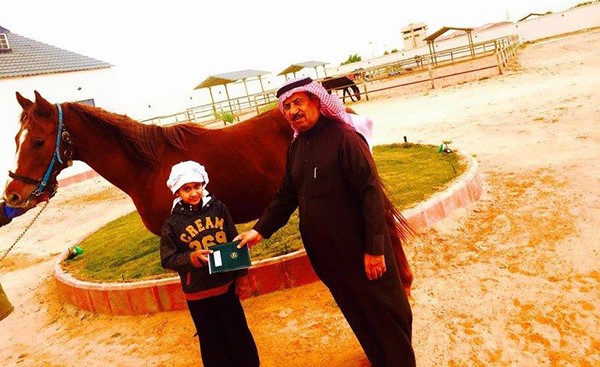 بالصور.. طفل يبكي فرسه الذي نفق في حادث مروري.. ومواطن سعودي يهديه حصاناً أصيلاً مواساةً له