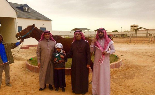 بالصور.. طفل يبكي فرسه الذي نفق في حادث مروري.. ومواطن سعودي يهديه حصاناً أصيلاً مواساةً له