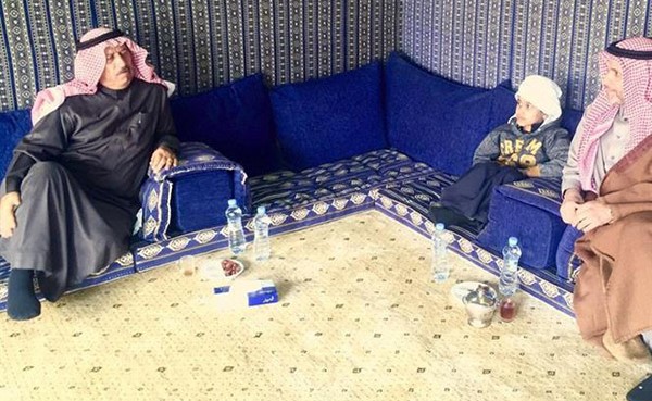 بالصور.. طفل يبكي فرسه الذي نفق في حادث مروري.. ومواطن سعودي يهديه حصاناً أصيلاً مواساةً له