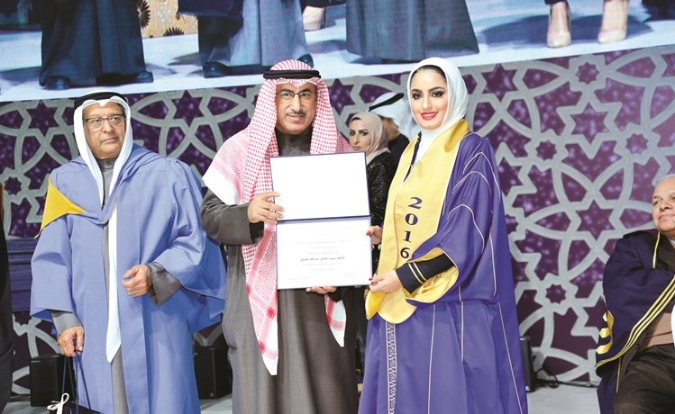 الفارس والخليفة لدى تكريم إحدى الخريجات﻿
