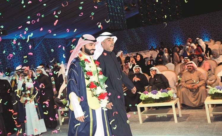 أحد الخريجين مع والده في الطريق إلى التكريم﻿