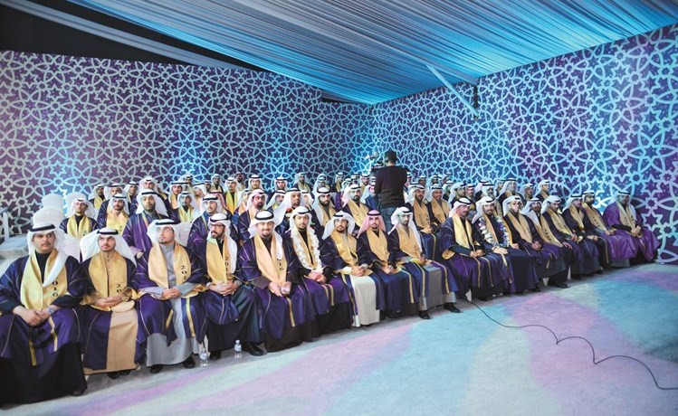 خريجو الدفعة الثالثة من كلية القانون العالمية في لقطة جماعية﻿