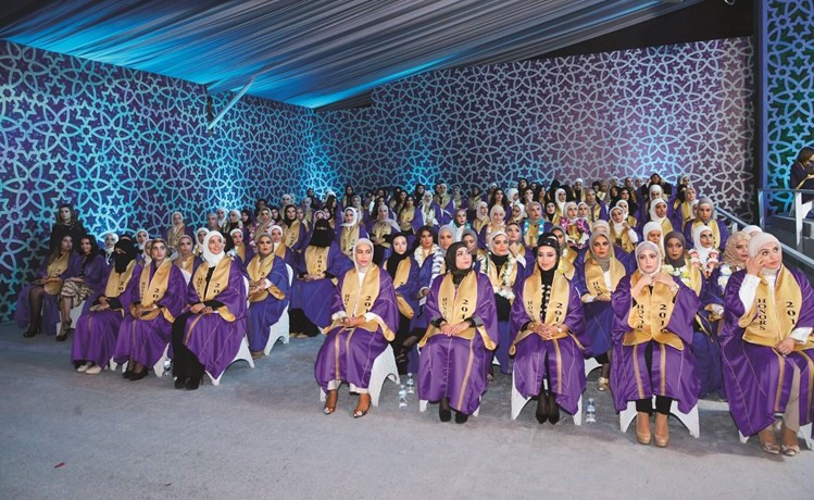 الخريجات في لقطة جماعية ﻿