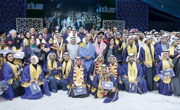 د.محمد الفارس ود.حبيب أبل ود.بدر الخليفة ود.محمد المقاطع وأعضاء هيئة التدريس مع الخريجين في لقطة تذكارية (شانافاس قاسم)