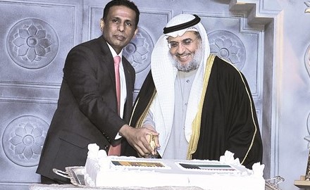 م.عبدالرحمن المطوع والسفير السريلانكي يقطعان كعكة الحفل﻿