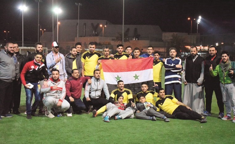 فرحة شباب هجين بعد التأهل لنصف النهائي﻿