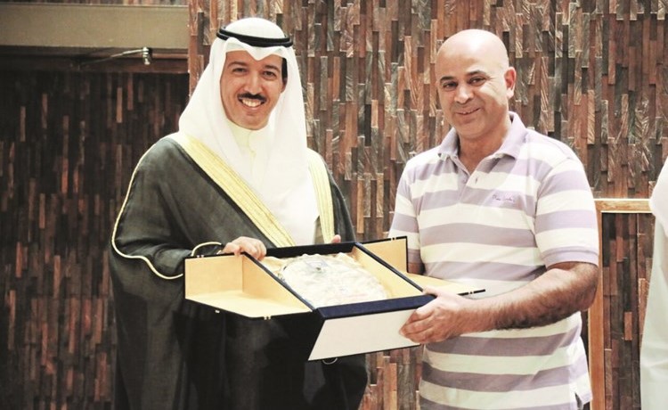 عبدالرؤوف عبدالسلام مع الشيخ احمد الجابر في مناسبة سابقة ﻿