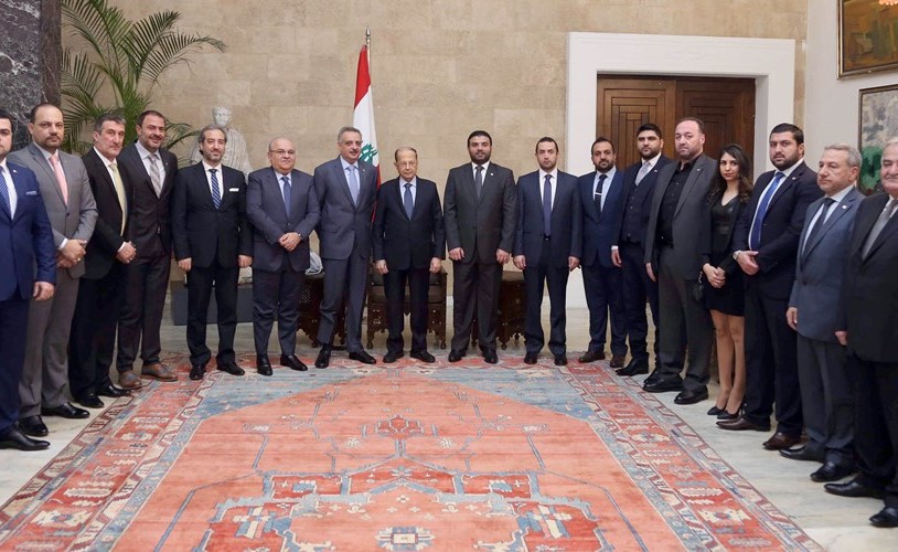 الرئيس العماد ميشال عون مستقبلا رئيس الحزب الديموقراطي اللبناني وزير المهجرين طلال أرسلان 	(محمود الطويل)﻿