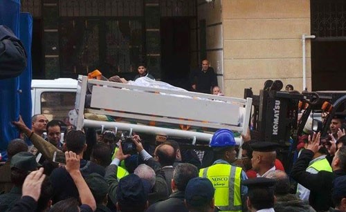 بالصور.. هكذا نقلوا فتاة مصرية تزن نصف طن للهند