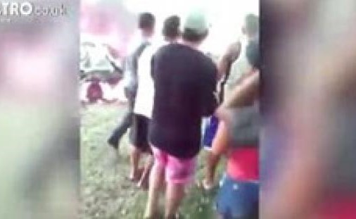 بالفيديو.. أهالي يسحلون سيدة قتلت طفلا ويحرقونها حيه