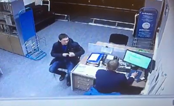 بالفيديو.. مسافر متأخر ينقض على موظف شركة الطيران ويوجه له اللكمات