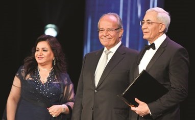 الجراح السعودي د.طارق أمين يتسلم جائزة تكريم للإبداع العلمي والتكنولوجي من د.هشام الشريف وسيما اللنغاوي﻿