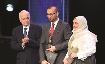 د.نبيل العربي ود.هيفاء جمل الليل ومؤسس المؤسسة الفلسطينية النيزك عارف الحسيني ﻿
