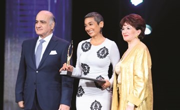 العراقية زينب سلبي تتسلم جائزتها من سفيرة اليونسكو للنوايا الحسنة مهى الخليل شلبي والشيخ صالح التركي ﻿