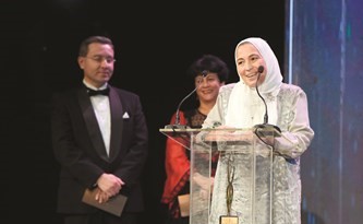 المصرية عزة عبدالحميد تلقي كلمتها بعد تسلمها مجسم تكريم من د.جمانة عودة ود.لؤي الدادا﻿