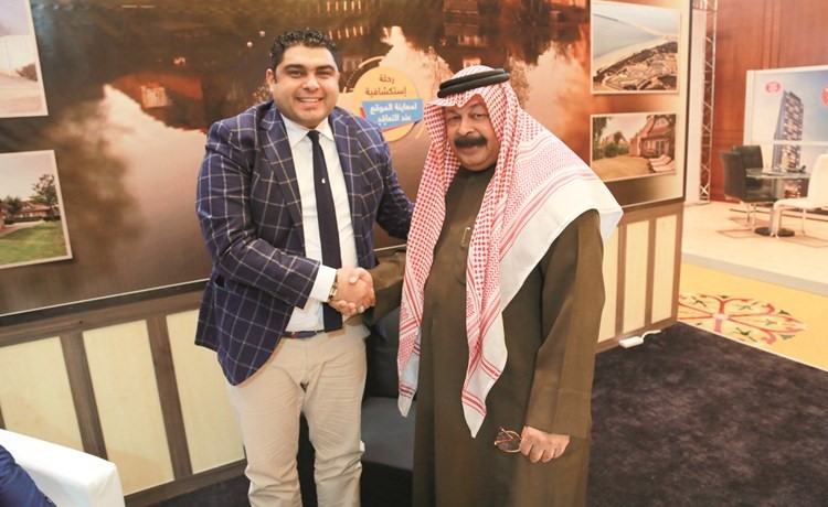 محمد فتحي وأحد العملاء عقب التعاقد ﻿
