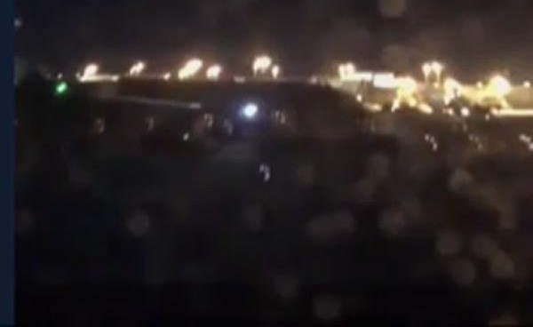 بالفيديو.. طائرة مشتعلة في مطار نيويورك