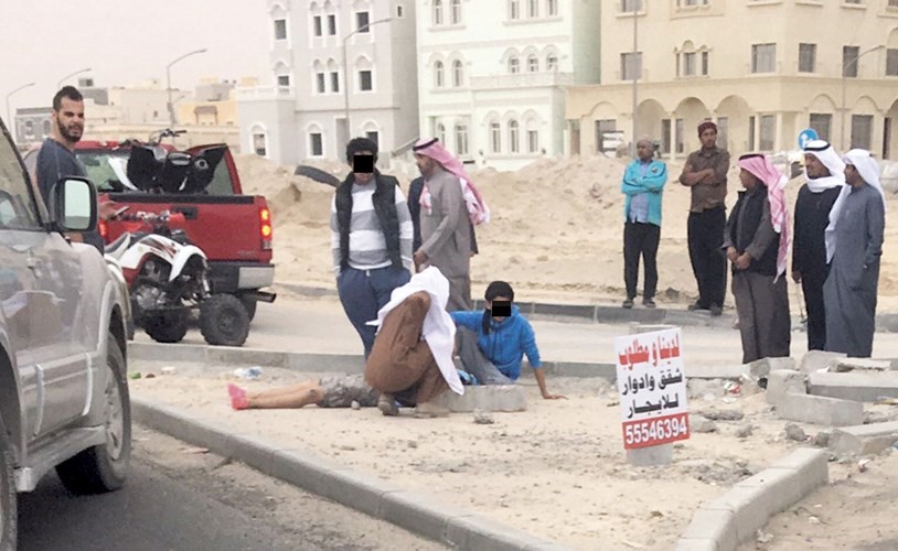 الحدث المصاب ينتظر وصول سيارة الاسعاف لنقله﻿