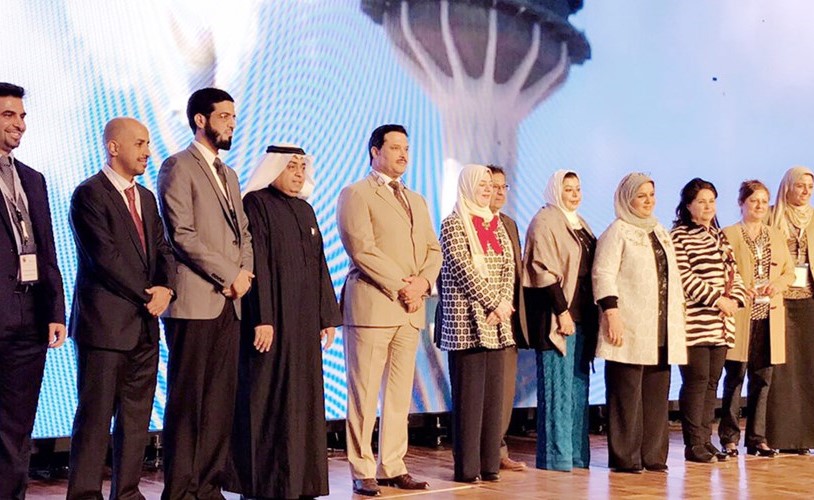 د.جمال الحربي يتوسط رئيسة ومنظمي المؤتمر ﻿