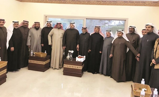 حمدان العازمي يتوسط جابر وعبدالله العازمي والحضور في اللقاء﻿