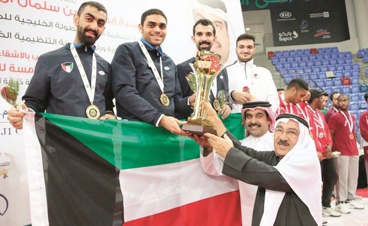 نجوم منتخبنا الوطني للمبارزة يحملون علم بلادهم على منصة التتويج ﻿