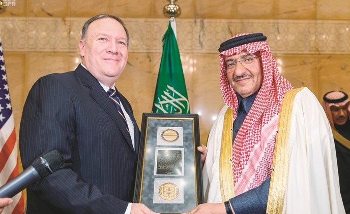 صاحب السمو الملكي الأمير محمد بن نايف بن عبدالعزيز ولي العهد نائب رئيس مجلس الوزراء وزير الداخلية يتسلم الميدالية من مدير وكالة الاستخبارات الأميركية مايكل بومبيو في الرياض امس الأول(واس)﻿
