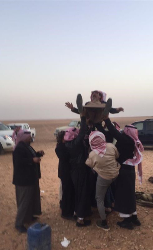 بالصور.. رجل أعمال يشتري ممتلكات ورثة صديقه ثم يعيدها لهم وفاء لوالدهم