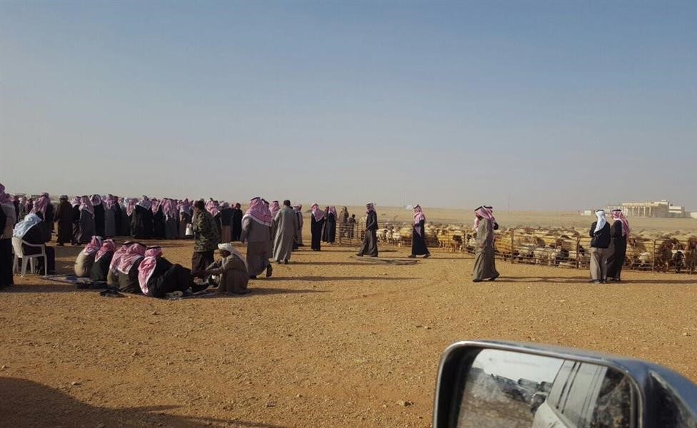 بالصور.. رجل أعمال يشتري ممتلكات ورثة صديقه ثم يعيدها لهم وفاء لوالدهم
