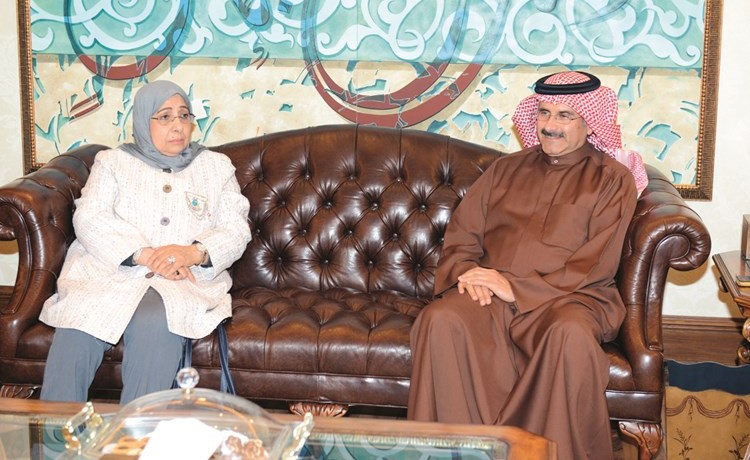 الشيخ مبارك الدعيج أثناء استقباله د.سعاد عبدالوهاب﻿
