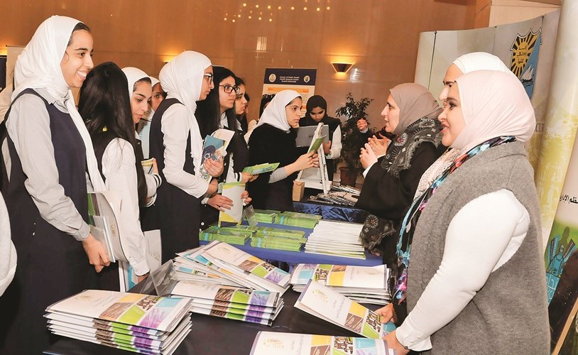 إقبال من الطالبات على الاستفادة من خدمات المعرض﻿