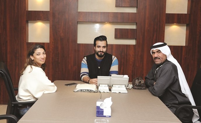 خليفة الفيلكاوي مع الزميل مفرح الشمري والزميلة خلود أبو المجد في ديوانية الأنباء	(فريال حماد)﻿