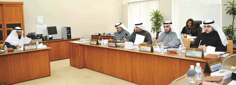 د. عبدالكريم الكندري ومحمد الدلال والحميدي السبيعي ومبارك الحجرف ومحمد هايف خلال اجتماع اللجنة التشريعية﻿
