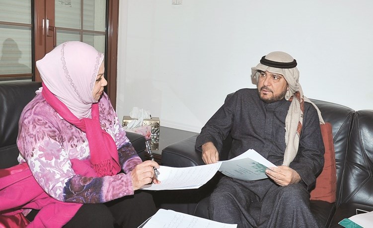 جاسم العون متحدثا إلى الزميلة ليلى الشافعي	 (زين علام)﻿