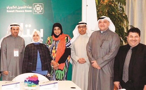 هند الصبيح تتوسط مسؤولي بيتك في جناح البنك﻿