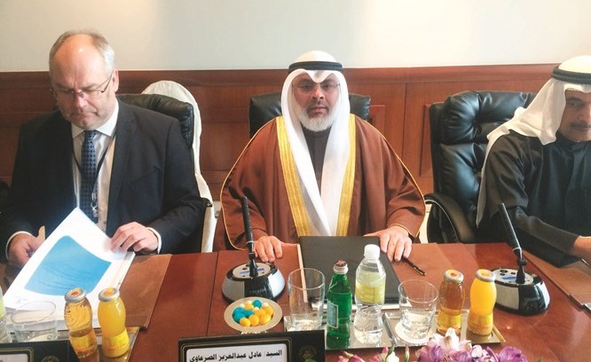 عادل الصرعاوي ود. الار كاريس خلال الاجتماع الأول للجنة الارابوساي﻿