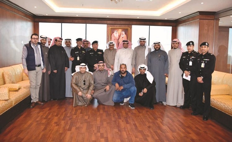 الفريق سليمان الفهد متوسطا عددا من الاعلاميين والصحافيين خلال اللقاء ﻿
