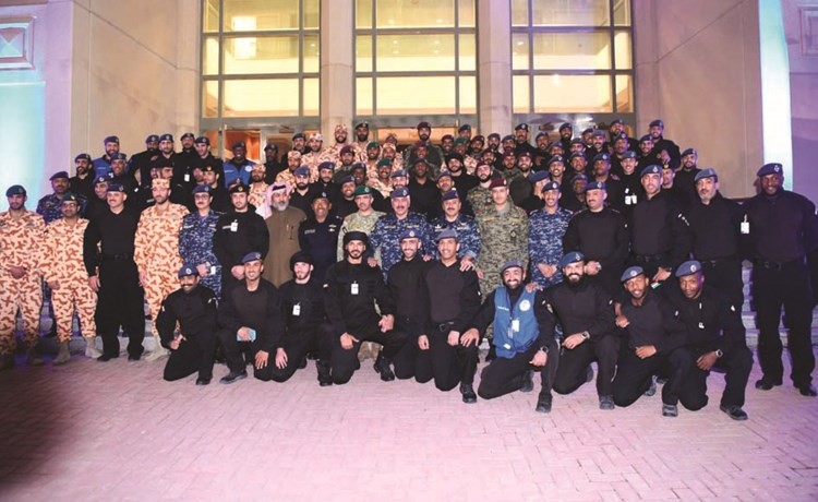 وكيل وزارة الداخلية الفريق سليمان الفهد يتوسط رجال الامن الجنائي والقيادات الميدانية﻿