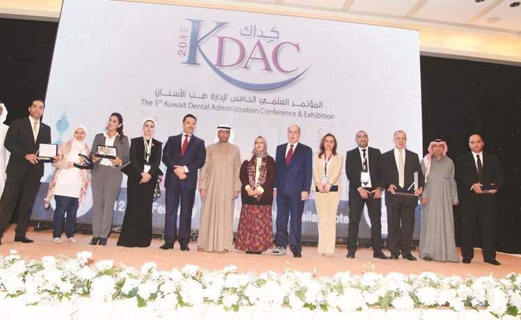 لقطة تذكارية للوزير د.جمال الحربي مع المنظمين والمشاركين بالمؤتمر	(أحمد علي)﻿