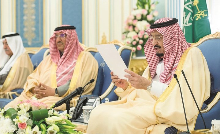 خادم الحرمين الشريفين الملك سلمان بن عبد العزيز متحدثا أمام السلك الديبلوماسي السعودي بحضور صاحب السمو الملكي الأمير محمد بن نايف ولي العهد	(واس) ﻿