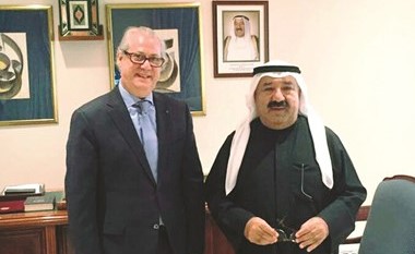 الشيخ ناصر صباح الأحمد مستقبلا السفير المغربي جعفر علج حكيم ﻿