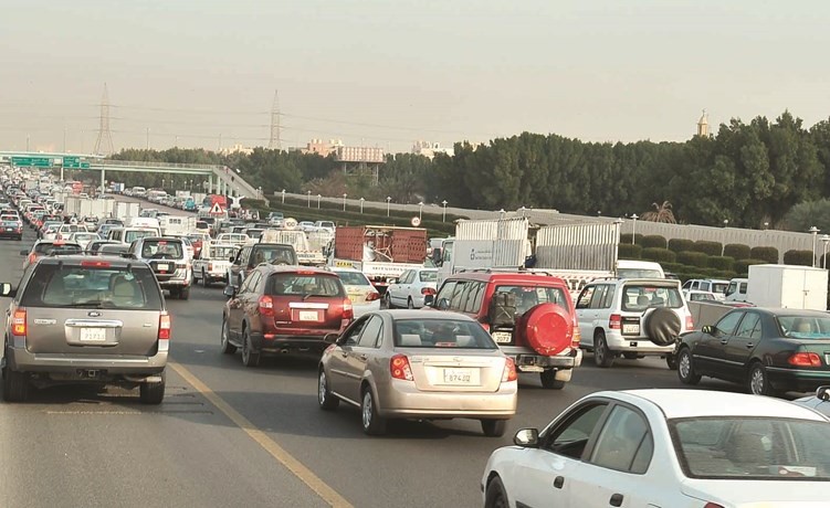 الازدحام طال الطرق الرئيسية المؤدية إلى منطقة الشويخ	(زين علام)﻿