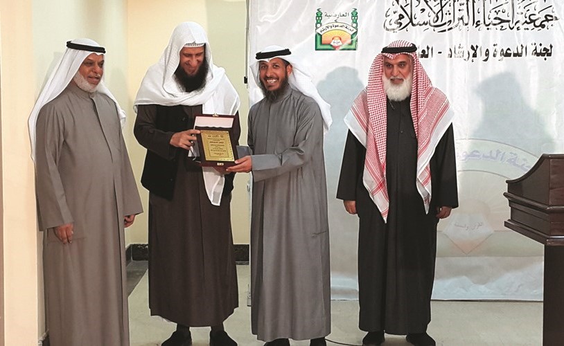 د.محمد الحمود النجدي يكرم الشيخ خالد الخالدي رئيس الفرع﻿