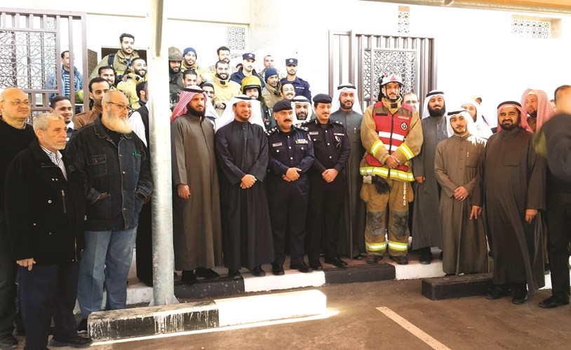 الحيص والمحيميد والكندري بين الموظفين ورجال المكافحة عقب الاخلاء﻿