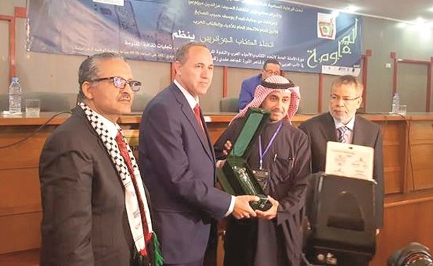 طلال الرميضي يتسلم جائزة شاعر القدس نيابة عن الشاعر د.خليفة الوقيان﻿