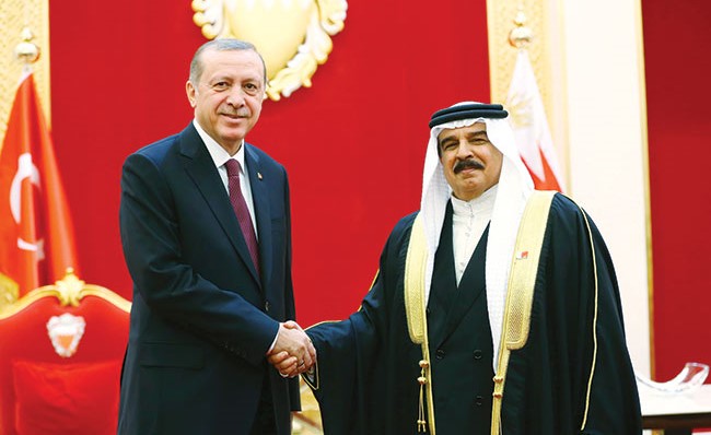 العاهل البحريني الملك حمد بن عيسى آل خليفة مستقبلا الرئيس التركي رجب طيب أردوغان في المنامة امس (أ. ف. پ)